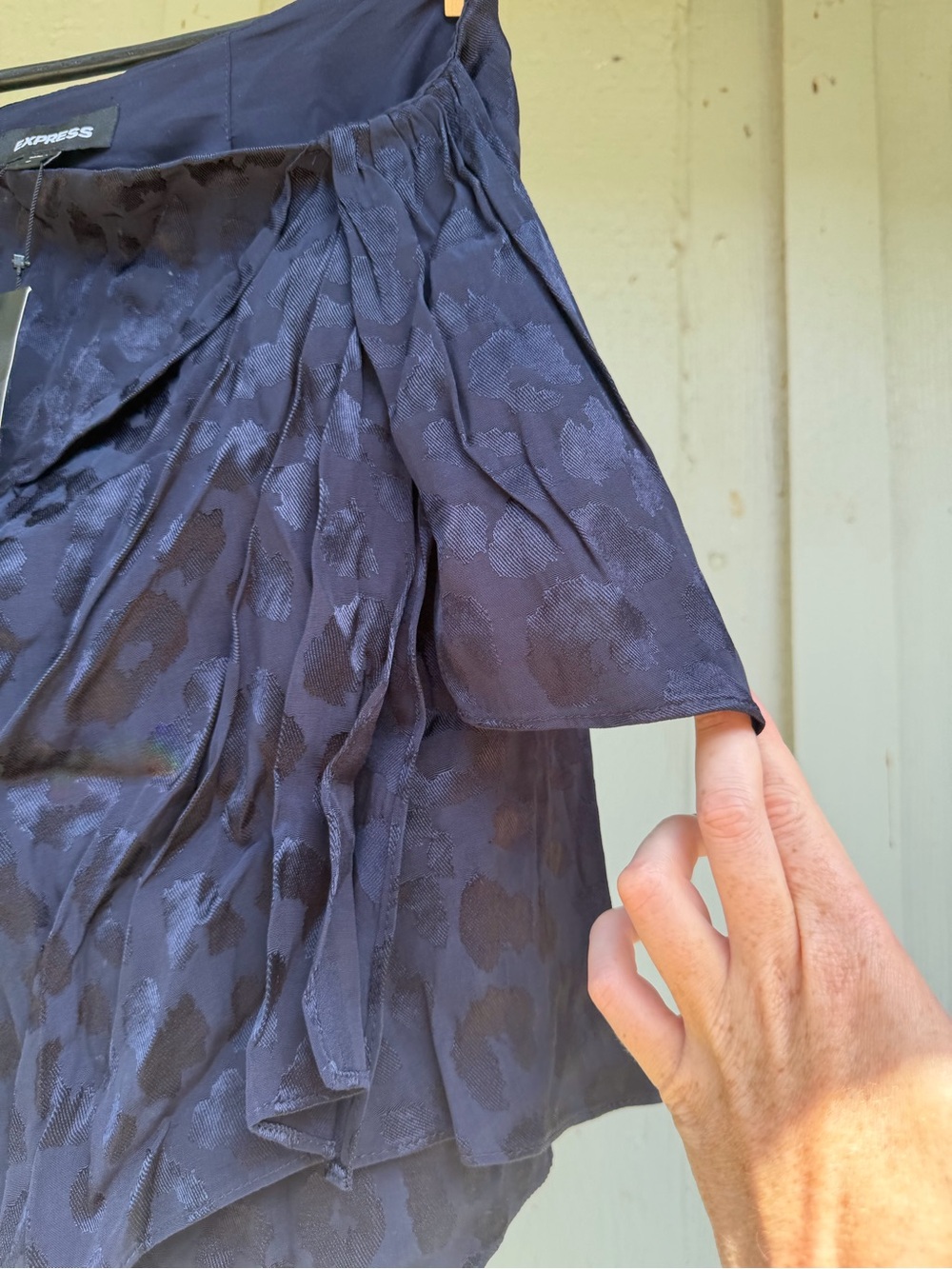 Express Textured Ruffle Mini Skirt - Picture 3 of 4